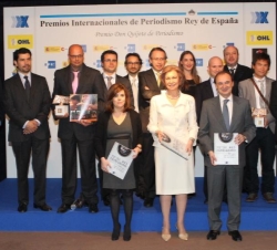 Fotografía de grupo de Su Majestad la Reina con los galardonados con el XXX Premio Internacional de Periodismo Rey de España y el IX Premio Don Quijot